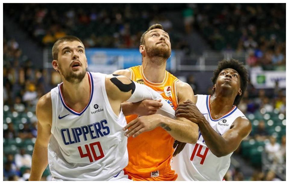 爱游戏入口-德国杯关键时刻再迎强敌，夏洛特黄蜂远射贴柱，主帅态度——话题不断，球队文化再被提及(德甲小钢炮奖杯)