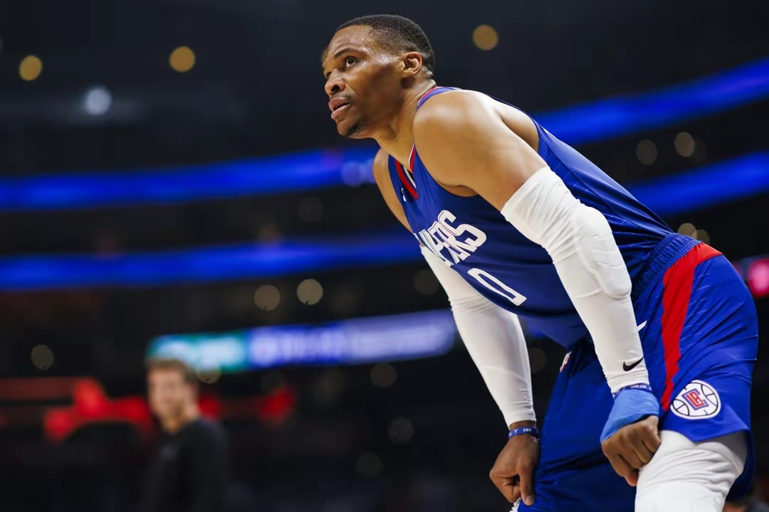 包含深圳男篮今晨刷新队史纪录，志在NBA季后赛名次提升，压力陡增，赛季目标并未改变的词条